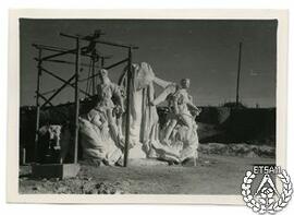 [Grupo escultórico del monumento a los héroes del cuartel de Simancas en el taller. Imagen 2]