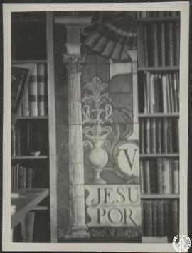 [Dibujo para la Séptima Estación de un Vía Crucis en las estanterías ¿de la biblioteca de Luis Mo...