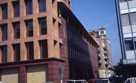 [Edificio de oficinas en Sevilla. Arquitecto Alvaro Navarro. Vista desde la esquina]