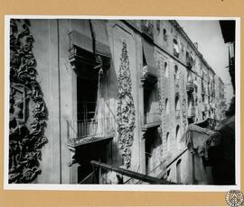 Casa particular en la calle Amalia número 12 de Barcelona [Detalle de relieves escultóricos de la...