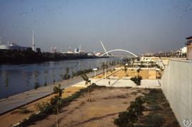 [Expo'92 Sevilla. Los puentes de la Barqueta y el Alamillo desde el mercado de San Jerónimo]