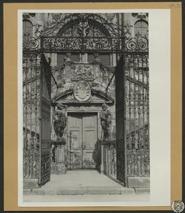 Catedral de Santiago de Compostela. Fachada del Obradoiro. Puerta de la cripta