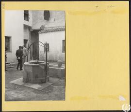 Casa particular en la calle Escritorios de Alcalá de Henares [Pozo en el patio]