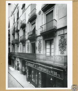 Casa particular en la calle Pino de Barcelona [Fachada con relieves escultóricos ornamentales y l...