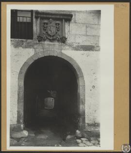Antigua abadía de Breda, Gerona. Puerta de la fachada [Portal de la abadía de San Salvador]