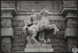 [Universidad Laboral de Gijón. Iglesia. Escultura de Santiago a caballo, en el exterior de la igl...