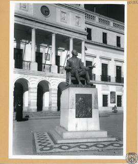 Ayuntamiento de Badajoz y monumento a Morales [Luis de Morales el Divino]