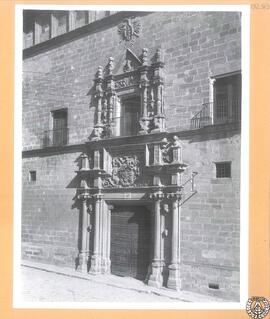 Palacio de los duques de San Carlos en Trujillo [Puerta principal del palacio de Carvajal Vargas ...