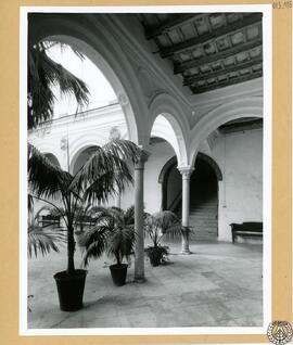 Casa del marqués de Campo Real en Jerez de la Frontera. Vista parcial del patio y escalera