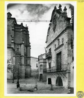 Plaza de la Constitución y ábside de la iglesia de Santa María del Salvador del siglo XVI. Chinch...