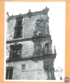 Palacio del Marqués de la Conquista de Trujillo [Detalle del balcón esquinado]