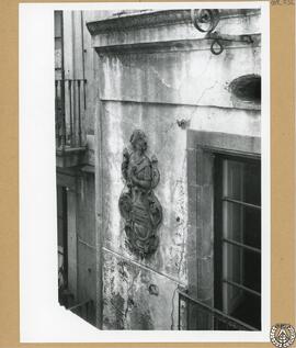 Casa particular en la calle Serra de Barcelona [Detalle de relieve escultórico de la fachada]