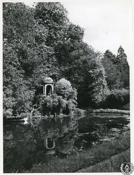 [Jardín de la Quinta Selgas, Cudillero. Revista Nacional de Arquitectura. Imagen 3] Lago y temple...