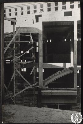 [Universidad Laboral de Gijón. Escaleras del patio del rectorado en construcción. Imagen 1]