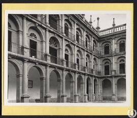 Universidad de Alcalá de Henares. Primer patio [Patio de Santo Tomás de Villanueva o del Colegio ...
