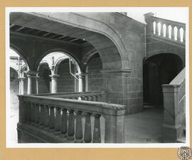 Palacio del Marqués de Mirabel en Plasencia [Balaustrada y arcos de medio punto del patio renacen...