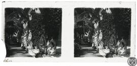 [Vistas de parques y jardines. Pórtico con columnas y estatuas sin identificar]