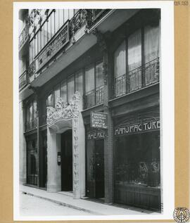 Casa particular en Barcelona [Fachada y local comercial: Ferretería Americana]