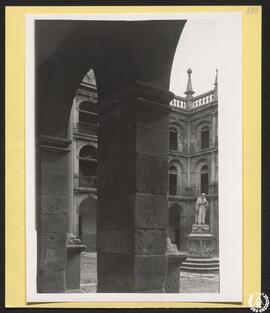 Universidad de Alcalá de Henares. Primer patio [Patio de Santo Tomás de Villanueva o del Colegio ...
