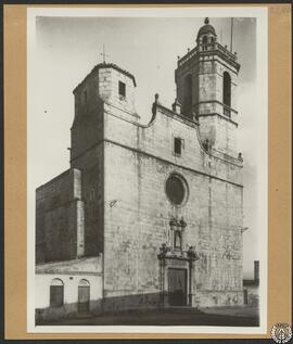 Iglesia parroquial de San Félix en Llagostera, Gerona. Fachada y torre campanario