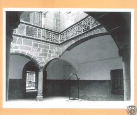 Casa de los Trucos en Cáceres. Patio [Detalle de los relieves de la balaustrada. Palacio de Galarza]