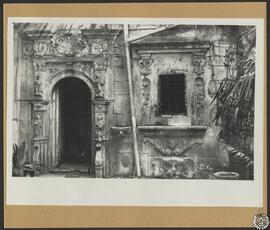 Casa Coll en Gerona. Puerta y ventana de la capilla a un patio
