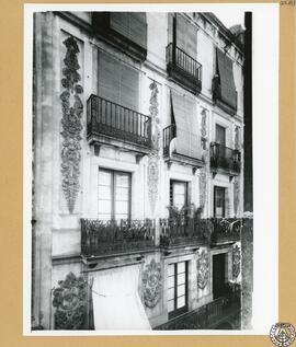 Casa particular en el número 6 de la calle Call de Barcelona [Fachada con relieves escultóricos o...