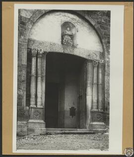 Iglesia de Santa María de Camprodón, Gerona. Puerta de la fachada