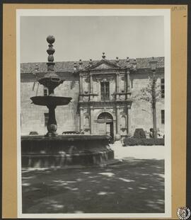 Colegio de San Clemente en Santiago de Compostela. Fachada y surtidor de la plaza [Instituto de E...