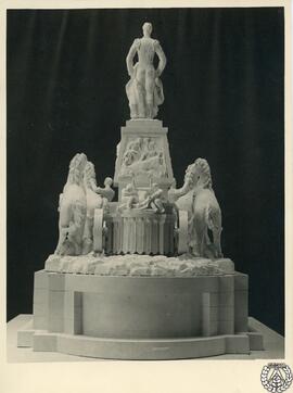 [Concurso para el monumento a Manolete en Córdoba. Maqueta del grupo escultórico. Vista posterior]
