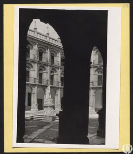 Universidad de Alcalá de Henares. Primer patio [Patio de Santo Tomás de Villanueva o del Colegio ...