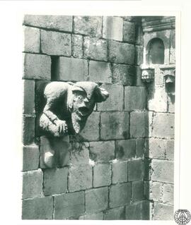 Catedral de Barcelona: gárgola del ábside, hombre sentado