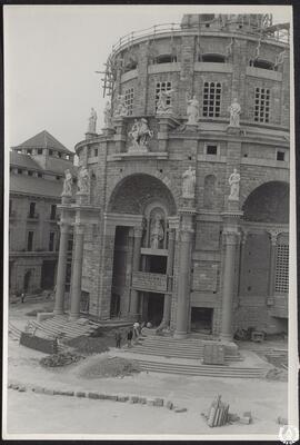 [Universidad Laboral de Gijón. Capilla en construcción. Fachada principal]