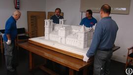 [Montaje de la exposición de maquetas de arquitectura religiosa en la ETSAM. Traslado de la maqueta de la catedral de Valladolid. Imagen 4]