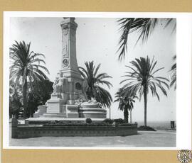 Monumento al marqués de Comillas. Columna y parte inferior