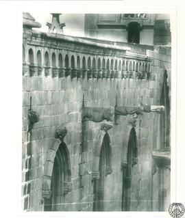 Catedral de Barcelona: ventanas y gárgolas de la fachada oriental