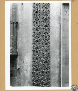Casa particular en la calle Serra de Barcelona [Detalle de relieve escultórico de la fachada]