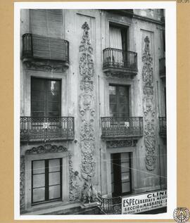 Casa particular en la calle Hospital de Barcelona [Fachada con relieves escultóricos ornamentales]