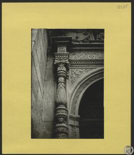 Palacio de Antonio de Mendoza, Guadalajara. Portada de la iglesia [Detalle de una pilastra]