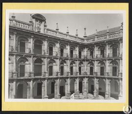Universidad de Alcalá de Henares. Primer patio [Patio de Santo Tomás de Villanueva o del Colegio ...