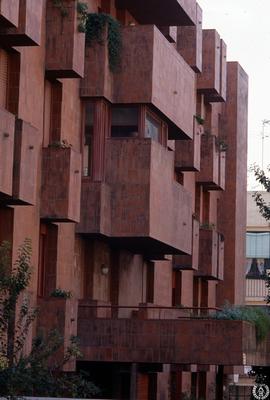 Viviendas en la calle Duquesa de Orleans (Barcelona). 1969. Vista lateral de un fragmento de la f...