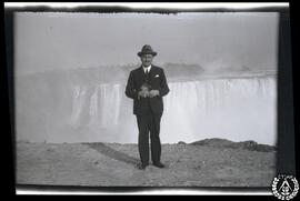 En las cataratas del Niagara [Viaje a Estados Unidos de Casares Gil, López Otero, Palacios y Simo...