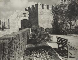 [Puerta de Santa Madrona en las murallas de Barcelona. Actual acceso al Jardín del Baluarte. Vist...