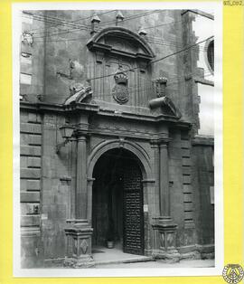 Puerta del convento de San Vicente (Museo provincial) de Oviedo. Museo Arqueológico