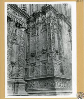 Catedral de Plasencia: fachada norte [Detalle de los relieves del cuerpo inferior]