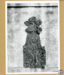 Casa particular en la calle Serra de Barcelona [Detalle de relieve escultórico de la fachada]