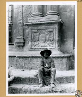 Biblioteca municipal de Jerez de la Frontera. Tipo de campesino [Detalle plateresco de la fachada...