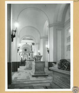 Panteón de Marinos Ilustres en San Fernando, Cádiz [Interior de la galería de mausoleos]