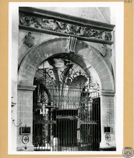 Arco y reja de acceso a una capilla de la iglesia del convento de Santo Domingo de Jerez de la Fr...