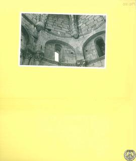 Capilla Mayor del Monasterio de San Pedro de Arlanza en Burgos [Detalle de capiteles y cenefas]